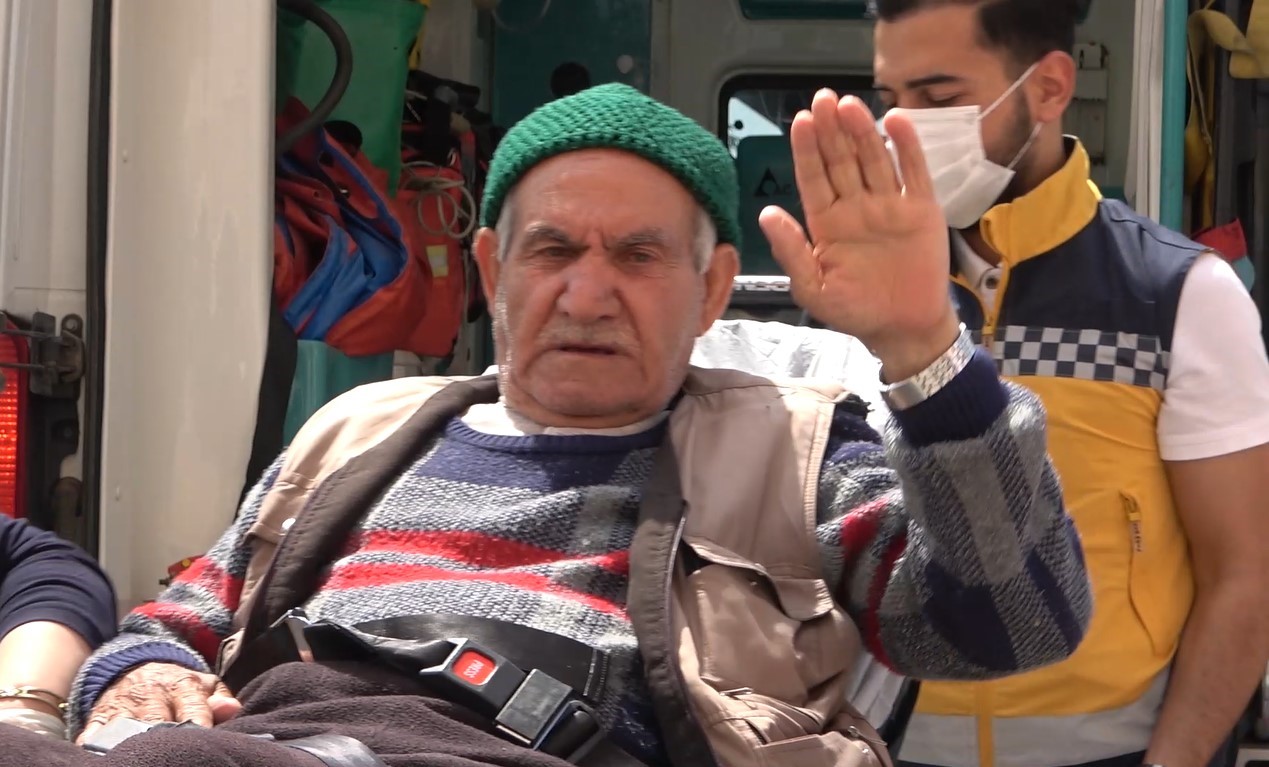 Hasta ve engelli seçmenler sağlık ekiplerinin yardımıyla sandığa gidiyor