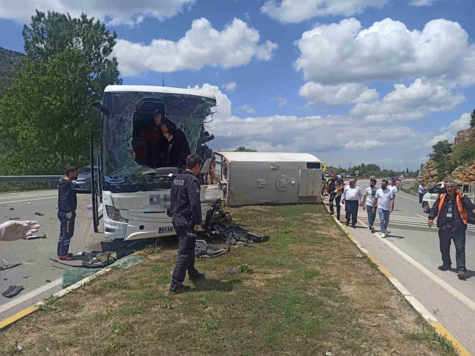 Konya’da yolcu otobüsü ile temizlik aracı çarpıştı: 1 ölü, 15 yaralı