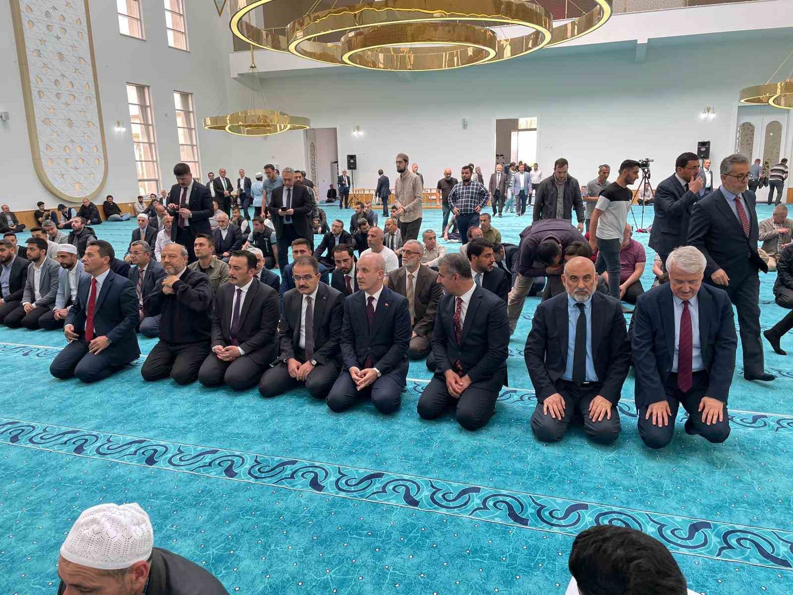 Diyanet İşleri Başkanı Erbaş: “Ayasofya’yı fethin sembolüne, İslam’ın mabedine dönüştüren, Peygamberimiz’(Sallallahü aleyhi ve sellem)in müjdesine nail olma arzusudur”