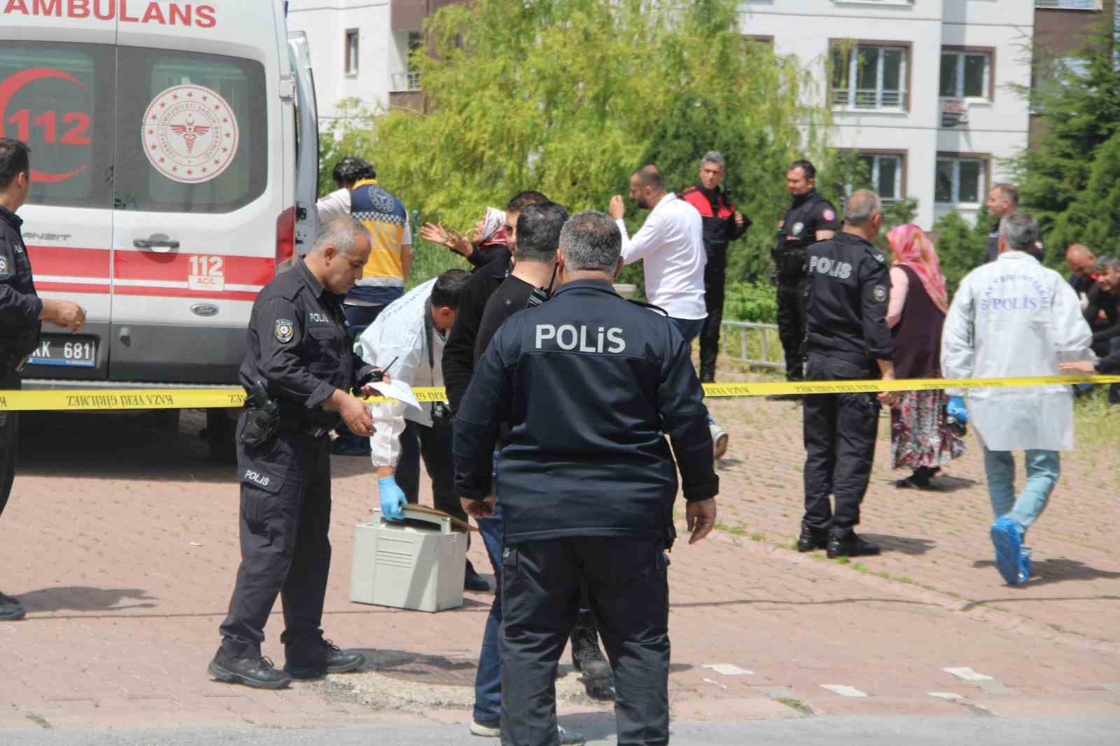 Çocuğunu kurtarmak isteyen anne kucağındaki çocuğu ile 13. kattan düştü: 3 ölü