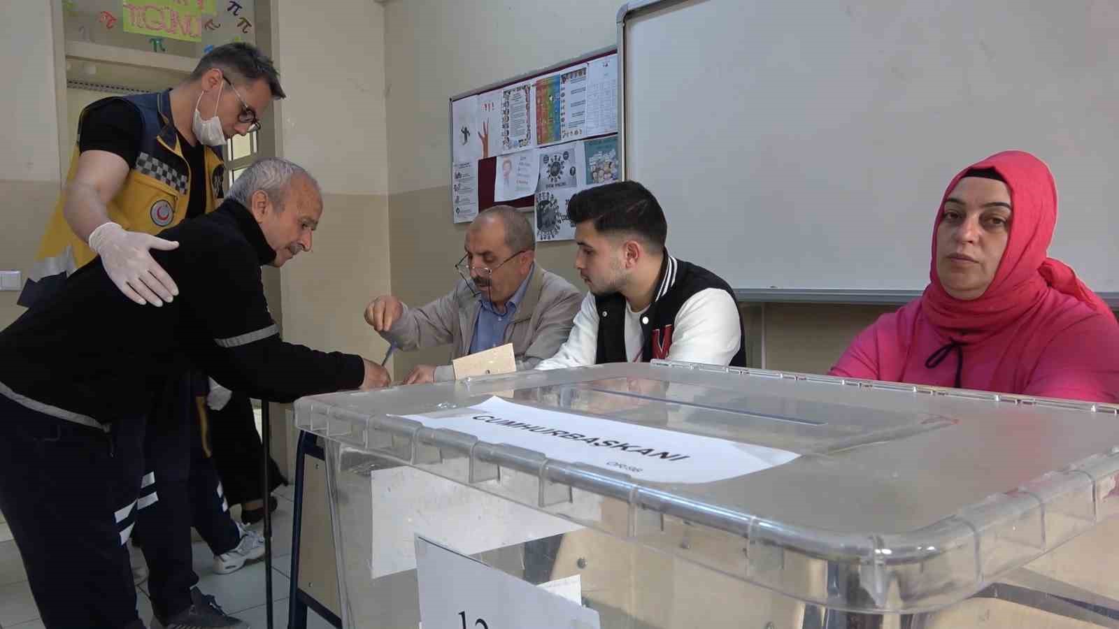 Oy kullanmaya ambulansla gittiler