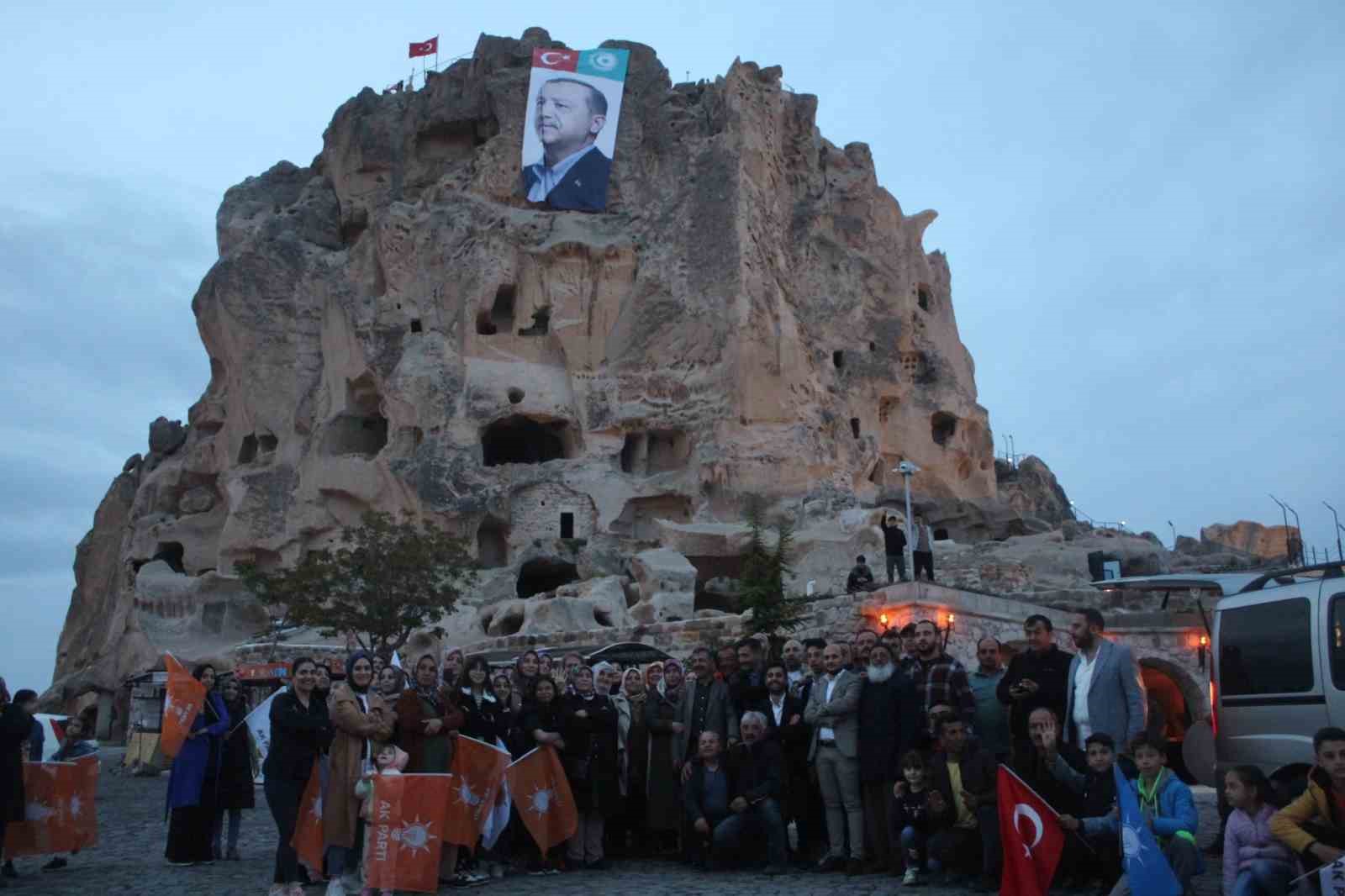 Dünyanın en büyük doğal gökdelenine Recep Tayyip Erdoğan posteri asıldı