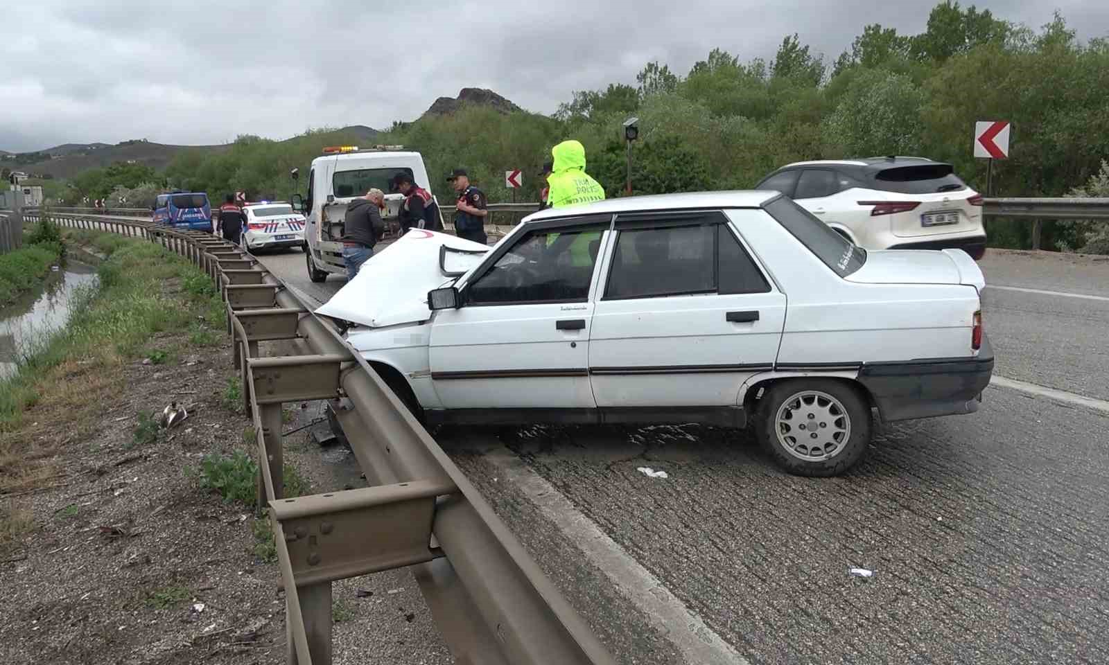 Kırıkkale’de otomobil bariyerlere çarptı: 4 yaralı