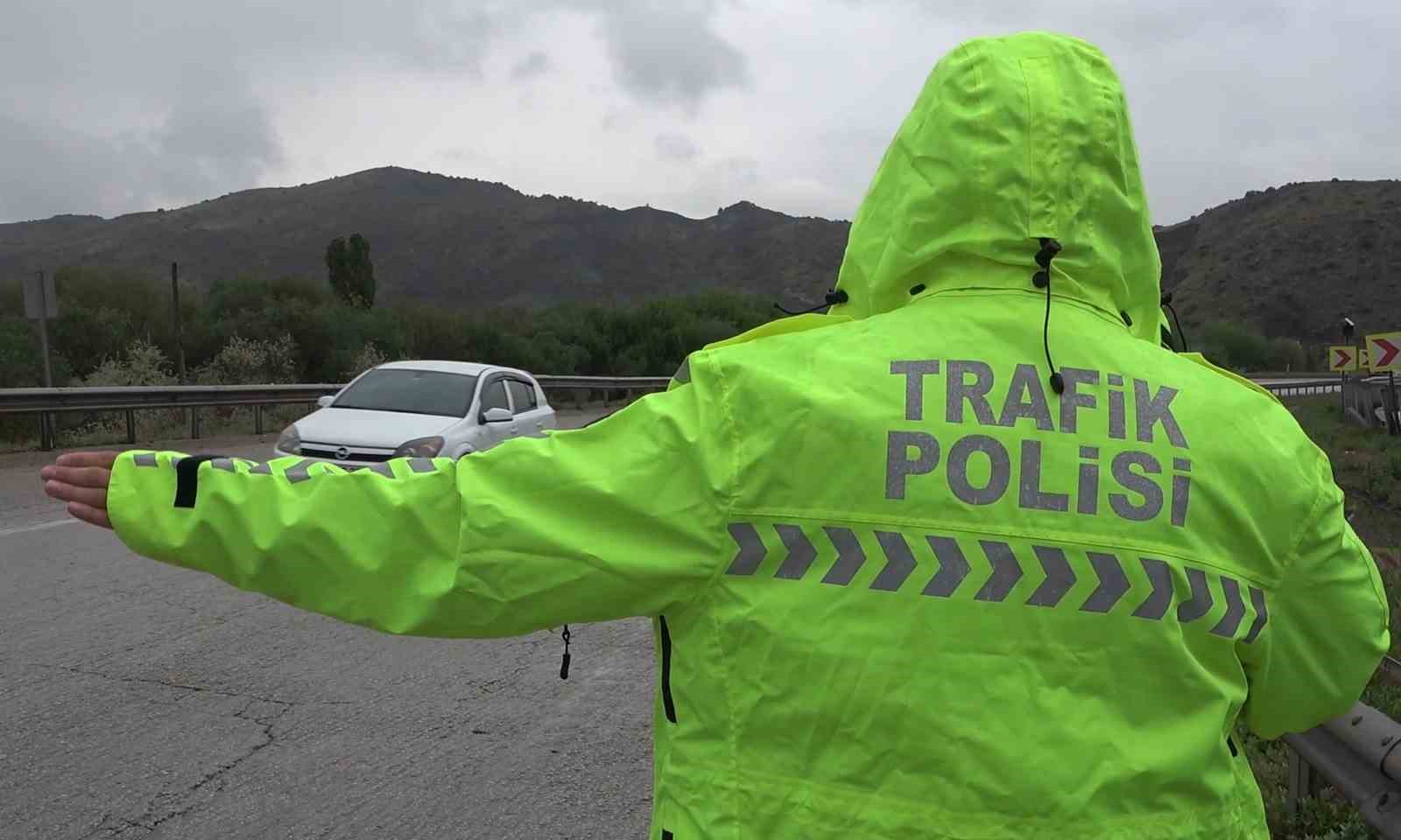 Kırıkkale’de otomobil bariyerlere çarptı: 4 yaralı