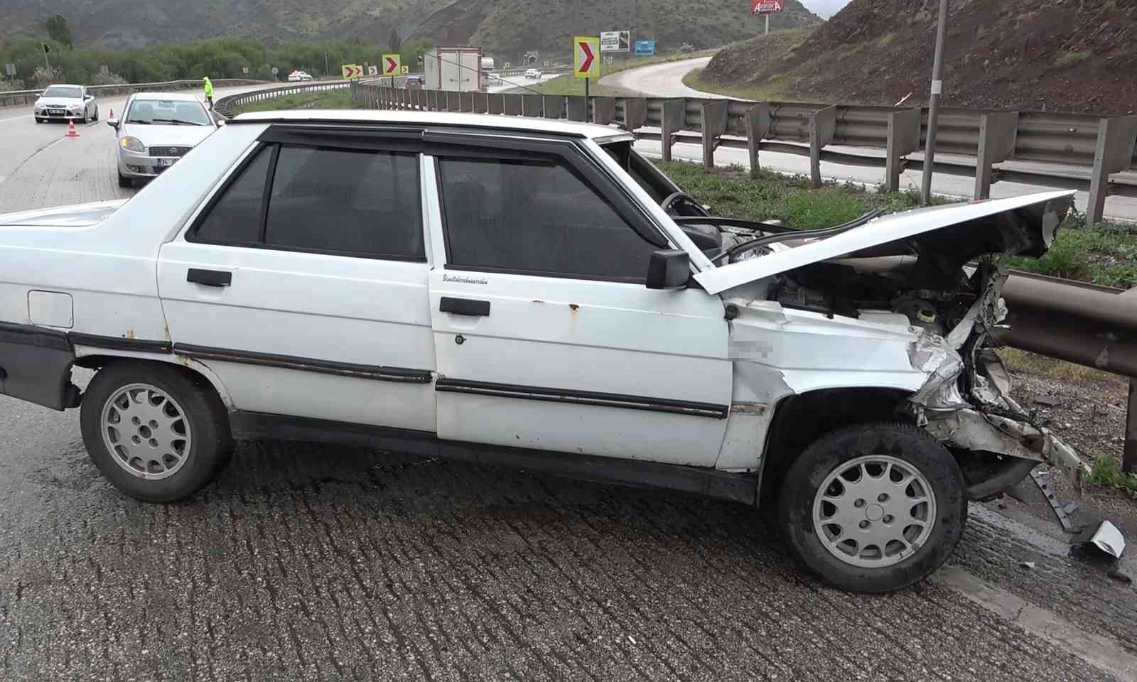 Kırıkkale’de otomobil bariyerlere çarptı: 4 yaralı