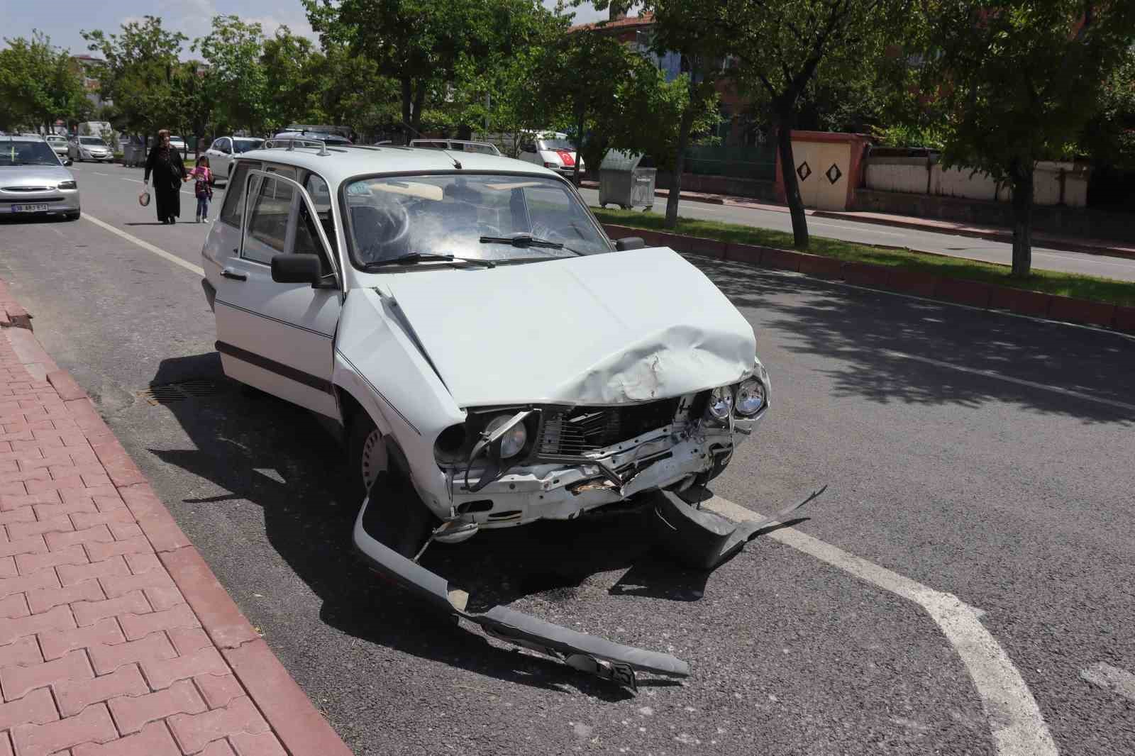 Otomobille çarpışan ticari araç yan yattı: 2 yaralı