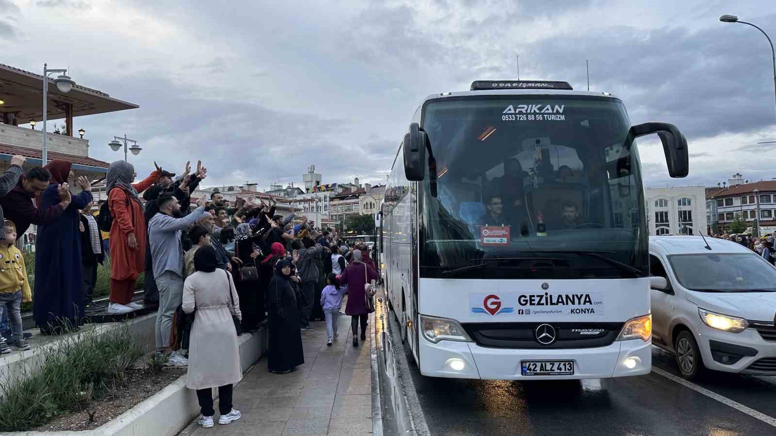 Konya’dan ilk hac kafilesi dualarla uğurlandı