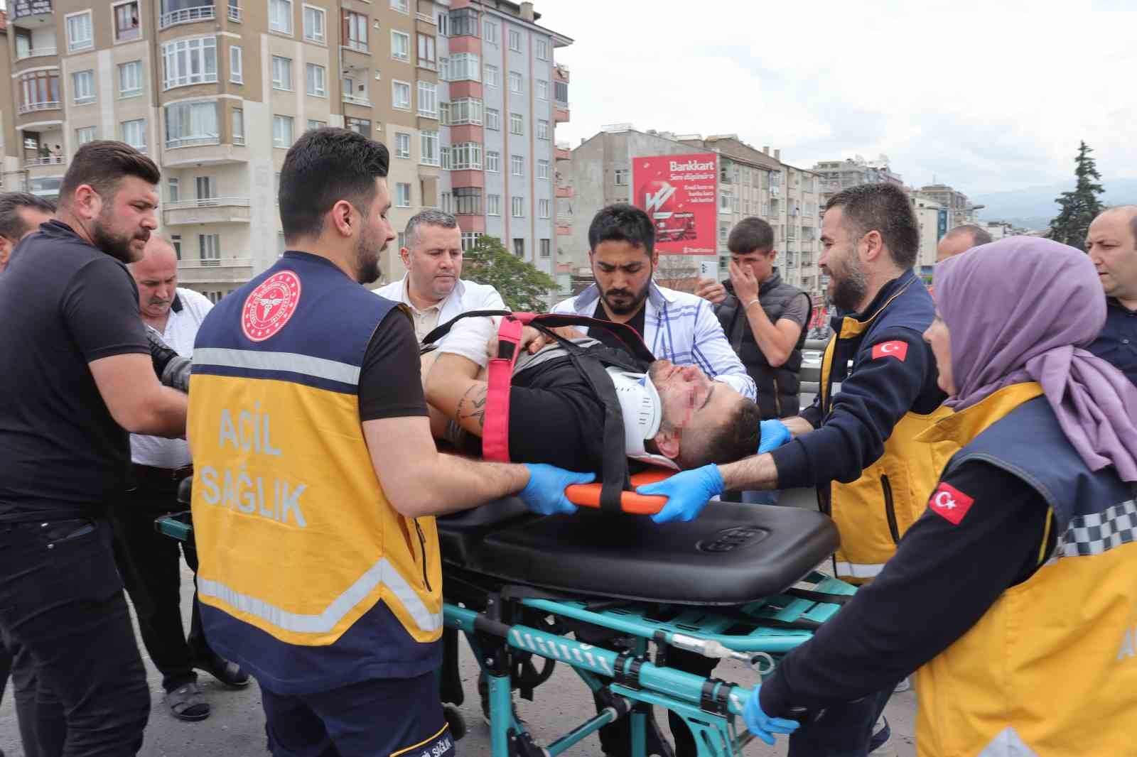 Acil Servisin önünde kaza: Sağlık çalışanları seferber oldu