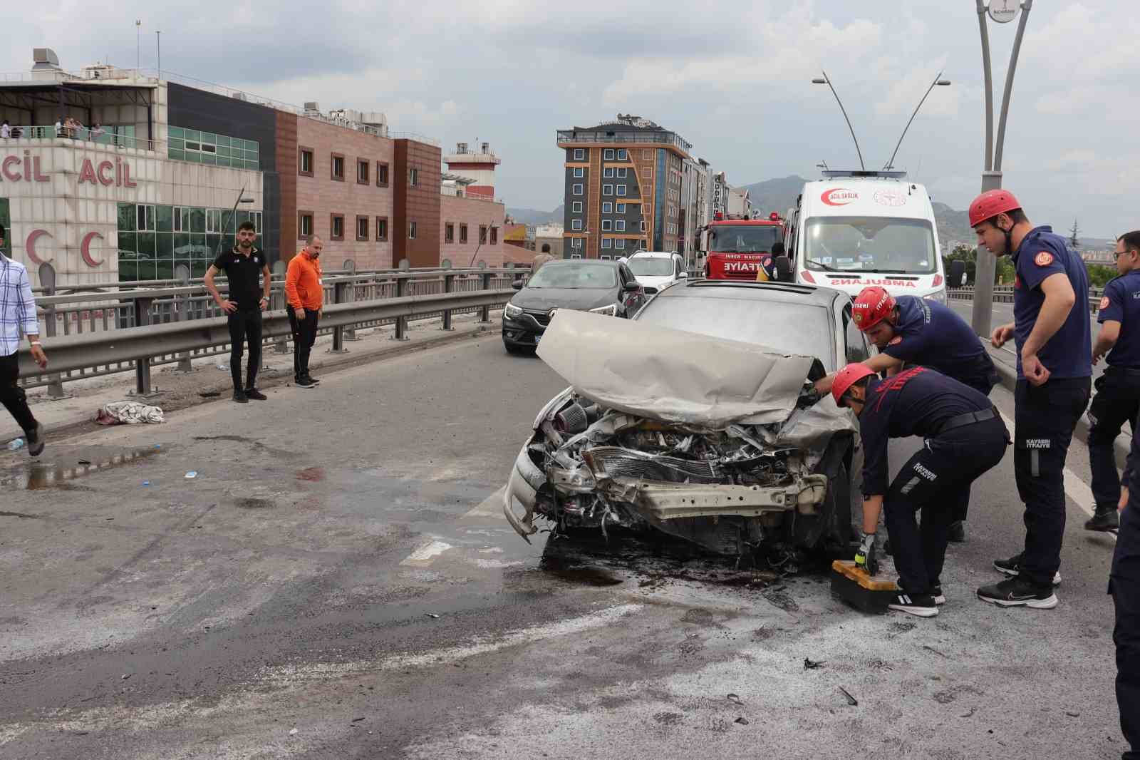 Acil Servisin önünde kaza: Sağlık çalışanları seferber oldu