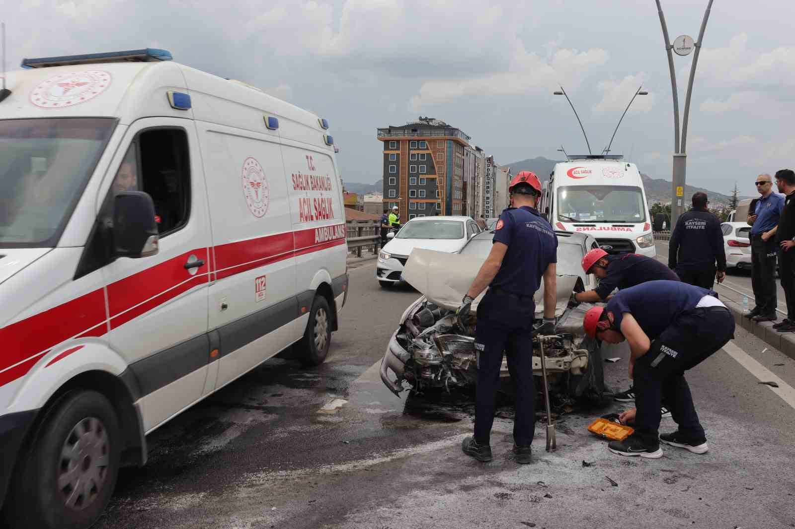 Acil Servisin önünde kaza: Sağlık çalışanları seferber oldu