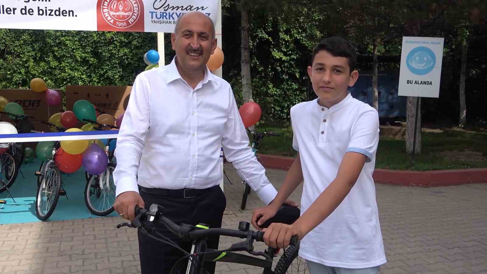 Yahşihan Belediyesi; 6 Takdir Getiren  Öğrenciye Bir Bisiklet Hediye Ediyor