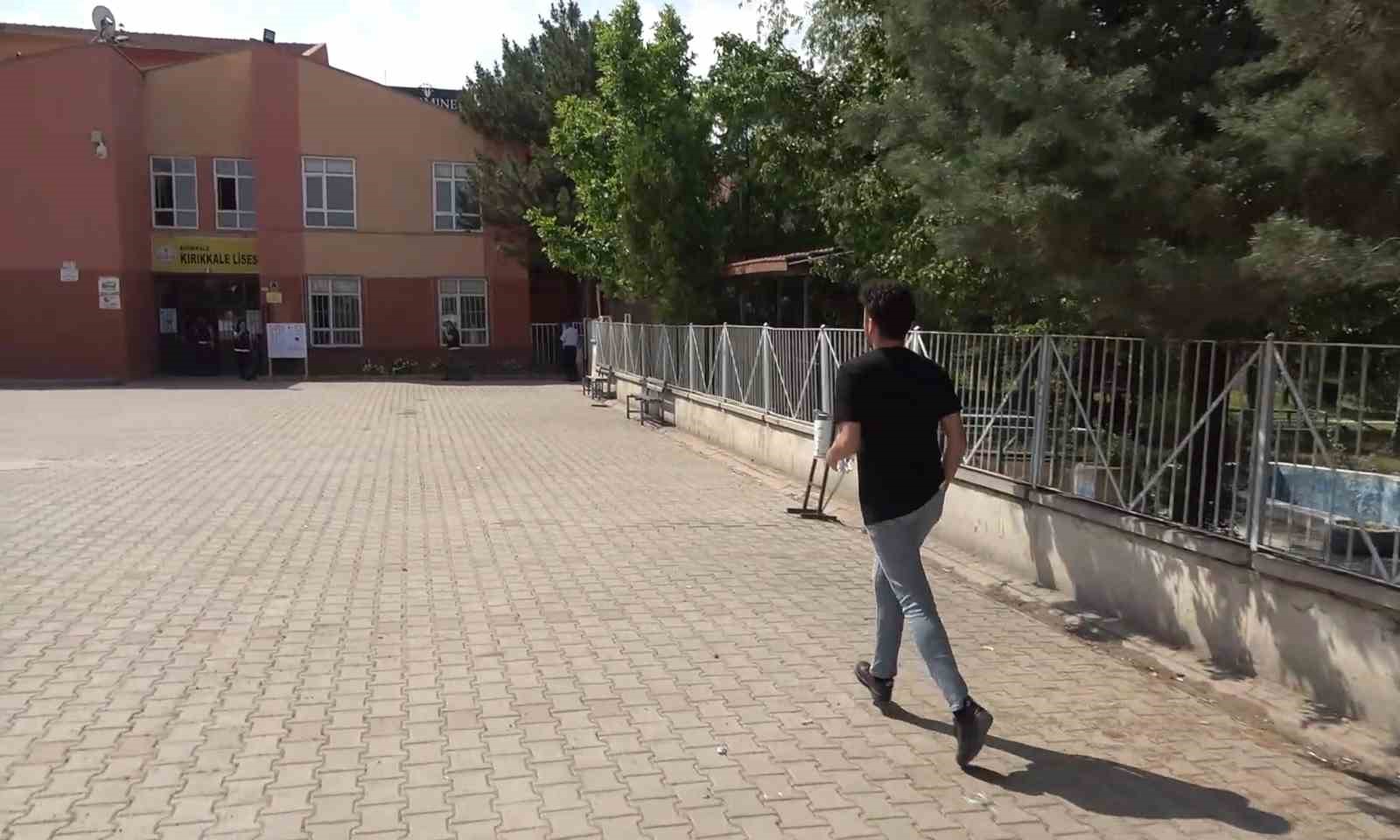 Hayaller iki dakikada yıkıldı, geç kalan genç sınava alınmadı