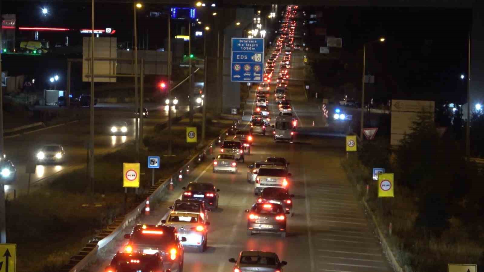 43 ilin geçiş güzergahında gece yarısı yoğunluk: Tatilcilerin dönüş yolcuğu sürüyor