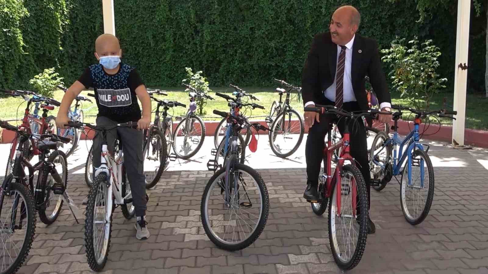 Kanser tedavisi gören çocuğa bisiklet sürprizi: Mutluluğu gözlerine yansıdı