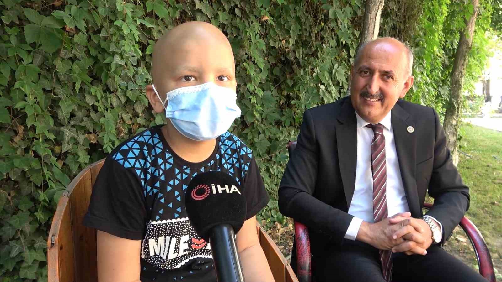 Kanser tedavisi gören çocuğa bisiklet sürprizi: Mutluluğu gözlerine yansıdı