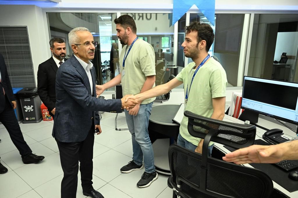 Bakan Uraloğlu, 15 Temmuz’un simgelerinden TÜRKSAT’ı ziyaret etti