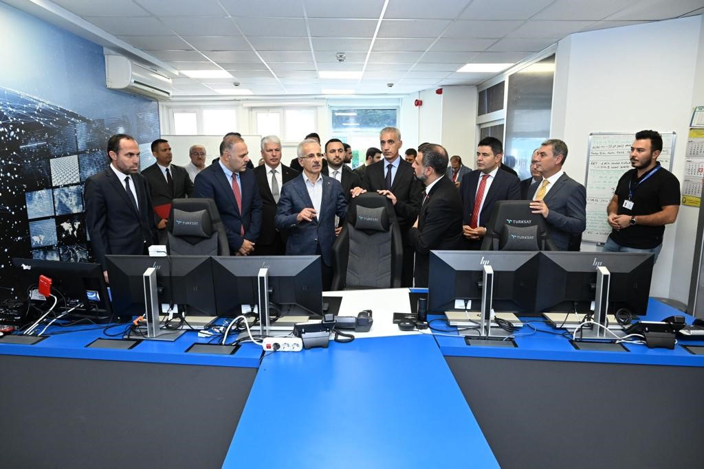 Bakan Uraloğlu, 15 Temmuz’un simgelerinden TÜRKSAT’ı ziyaret etti