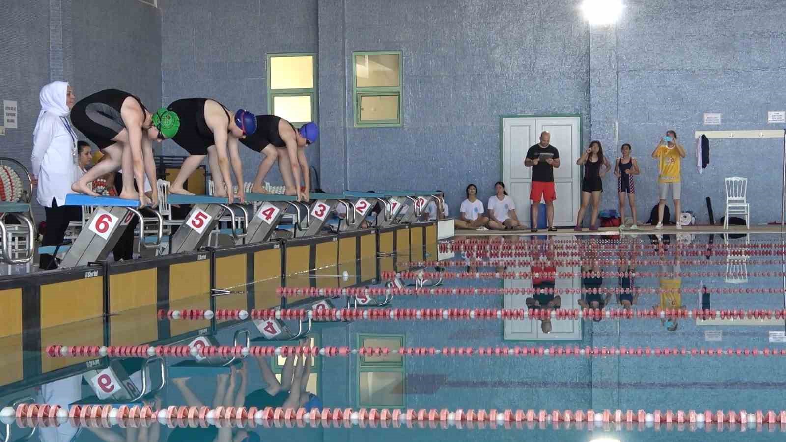 224 sporcu, 15 Temmuz şehitleri anısına yüzdü