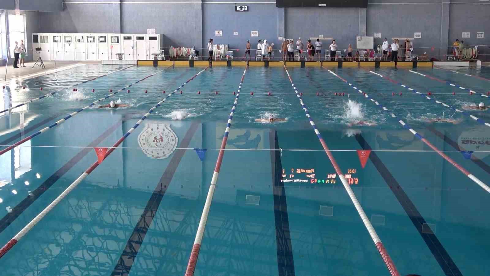 224 sporcu, 15 Temmuz şehitleri anısına yüzdü