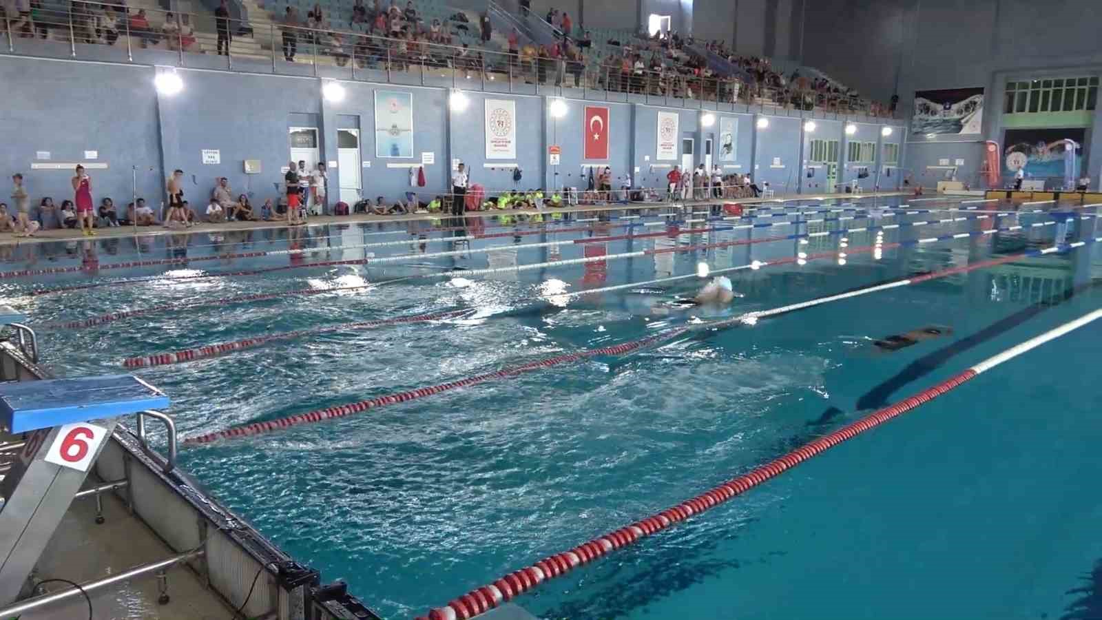 224 sporcu, 15 Temmuz şehitleri anısına yüzdü