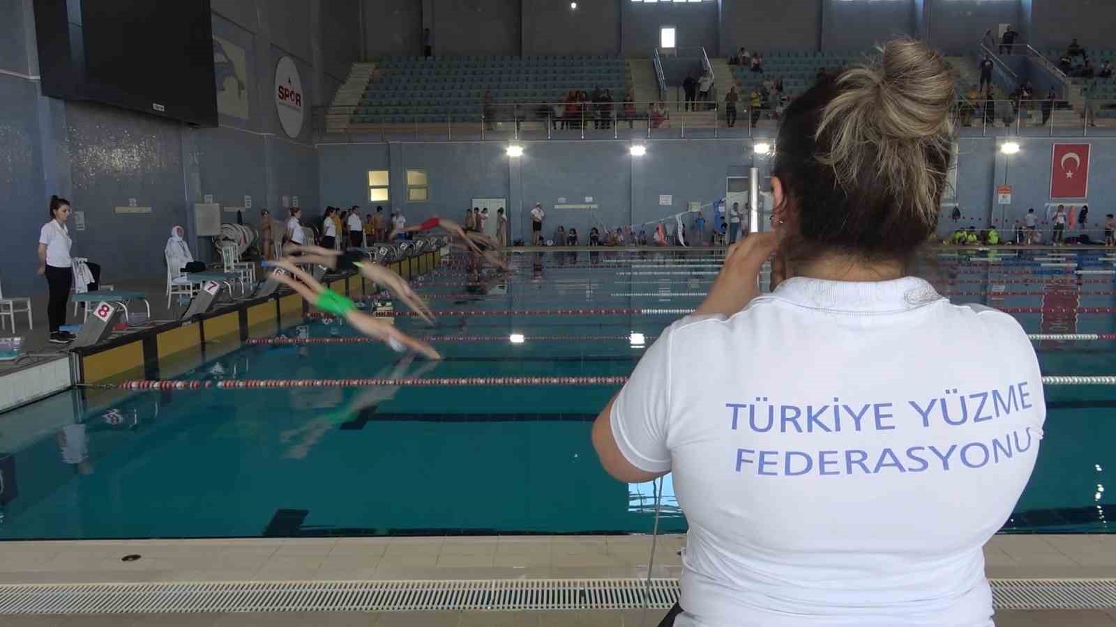 224 sporcu, 15 Temmuz şehitleri anısına yüzdü
