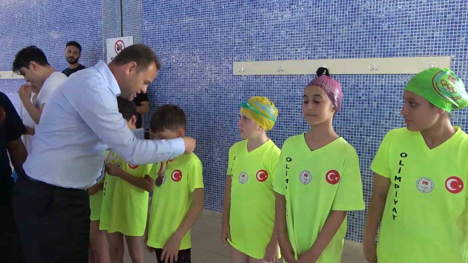 224 sporcu, 15 Temmuz şehitleri anısına yüzdü