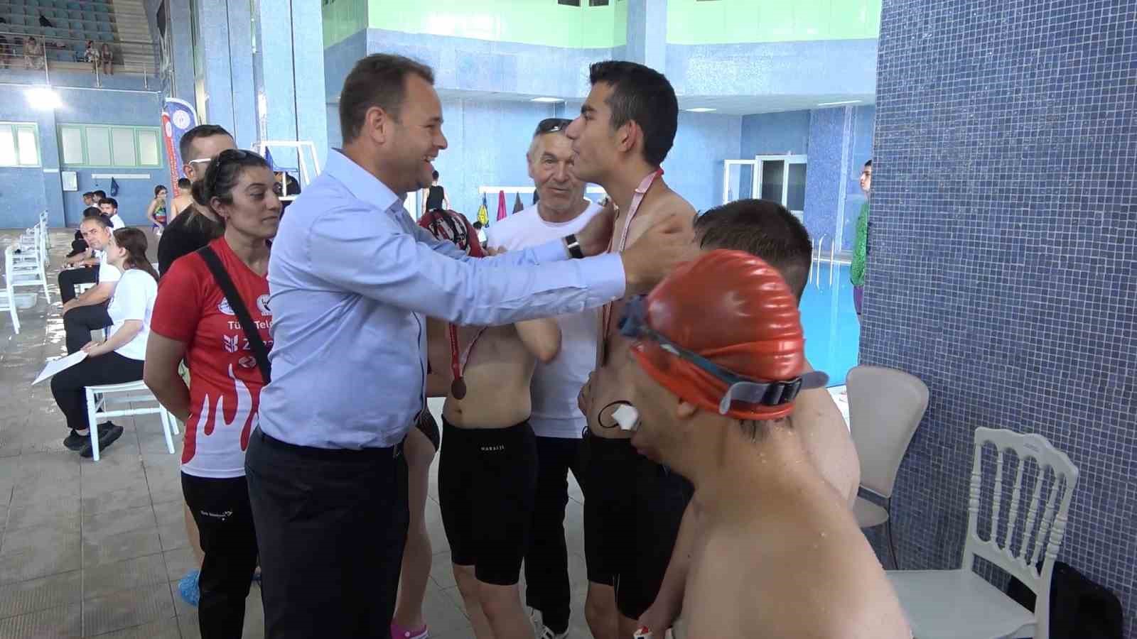 224 sporcu, 15 Temmuz şehitleri anısına yüzdü