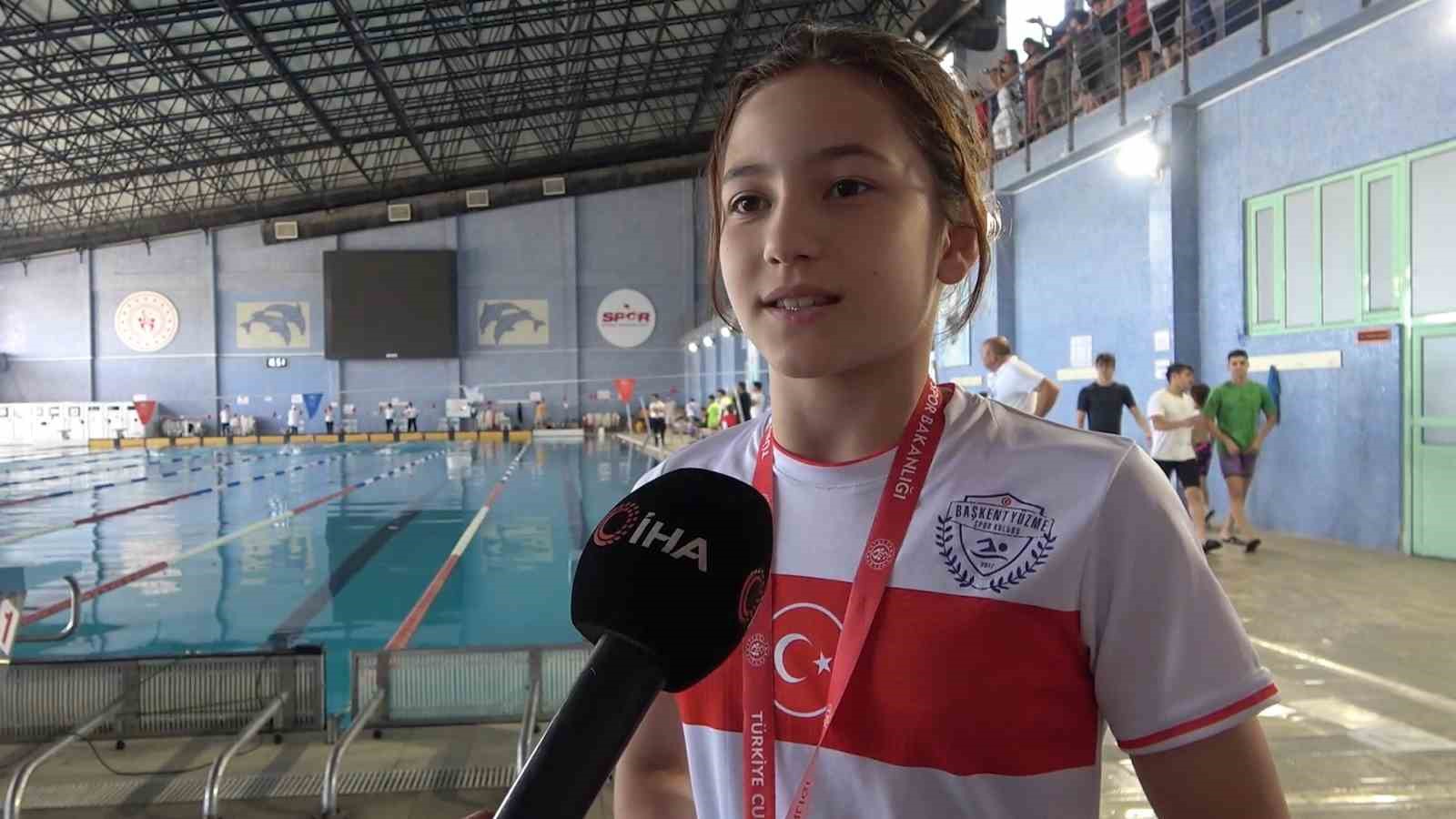 224 sporcu, 15 Temmuz şehitleri anısına yüzdü