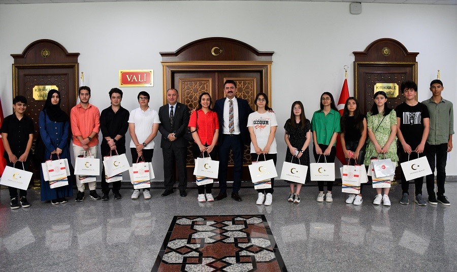 Vali Tekbıyıkoğlu, YKS ve LGS’de başarı gösteren öğrencileri ödüllendirdi