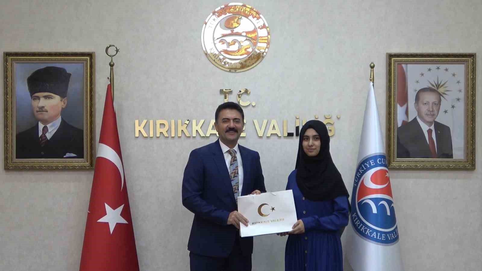 Vali Tekbıyıkoğlu, YKS ve LGS’de başarı gösteren öğrencileri ödüllendirdi