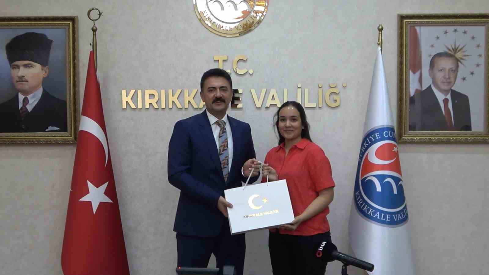 Vali Tekbıyıkoğlu, YKS ve LGS’de başarı gösteren öğrencileri ödüllendirdi