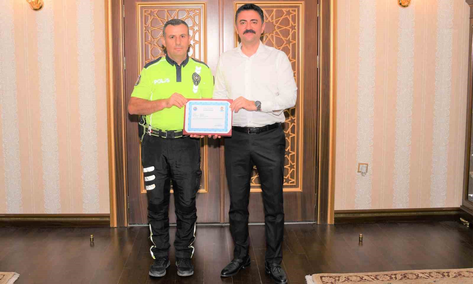 Türk bayrağını çöpten alan polis memuru ödüllendirildi
