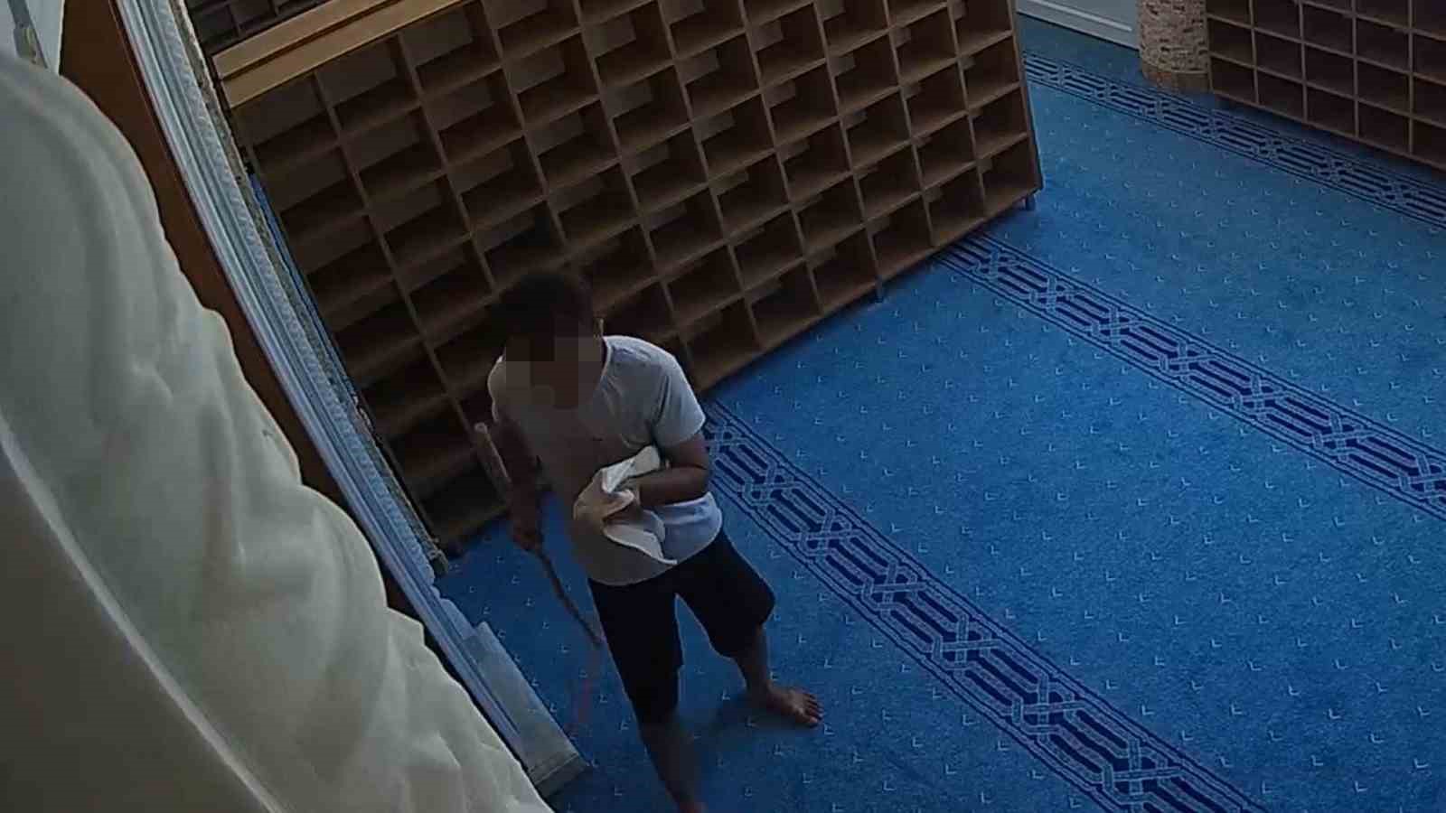 Camiye giren  hırsızın ilginç anları kamerada