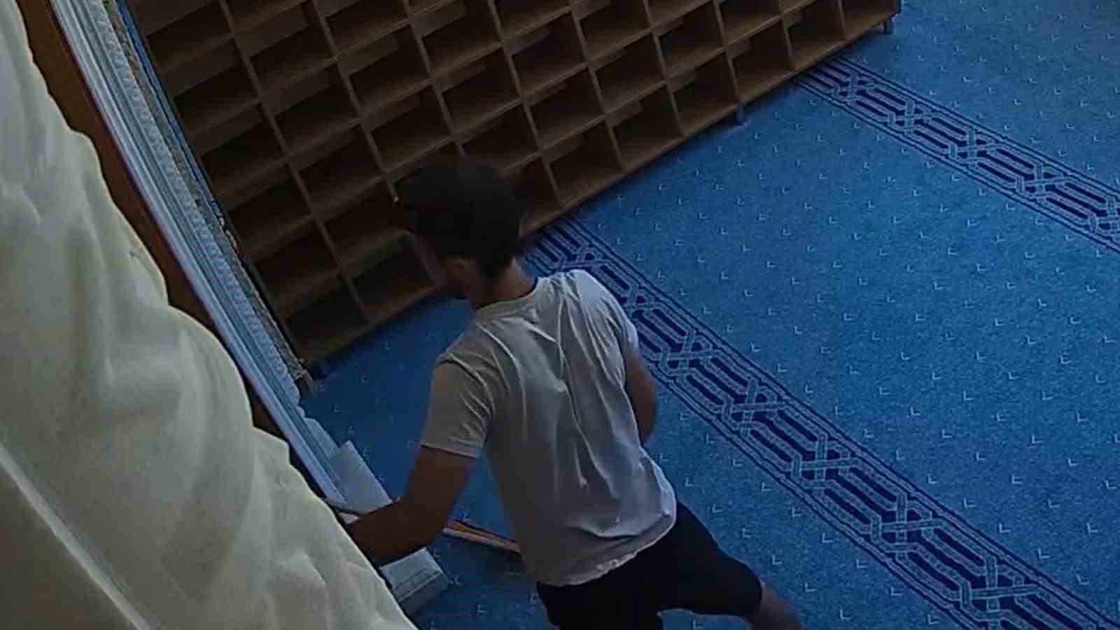 Camiye giren  hırsızın ilginç anları kamerada