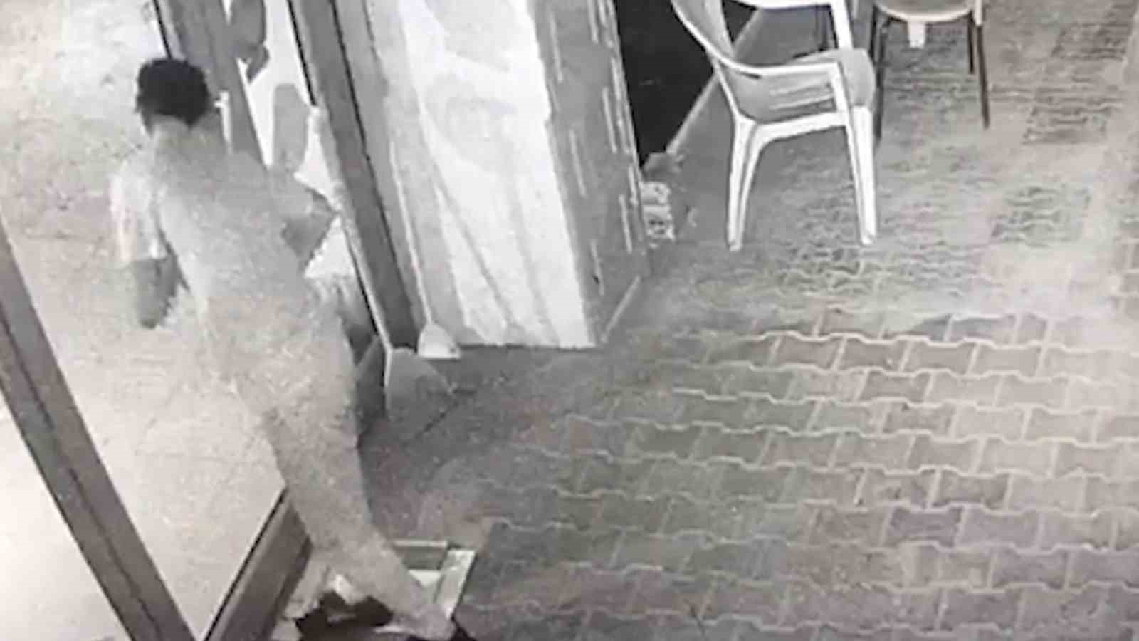 Camiye giren  hırsızın ilginç anları kamerada