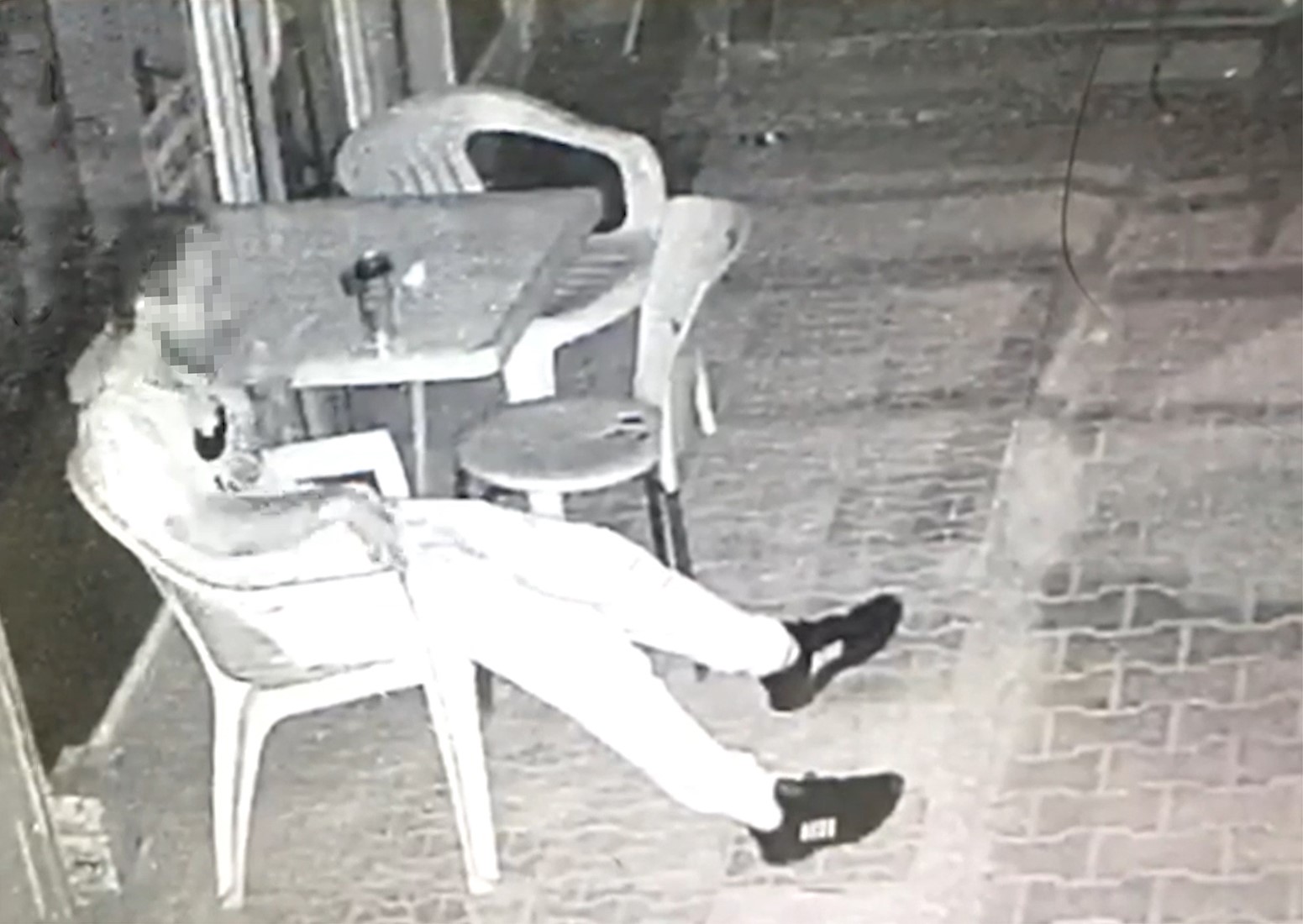 Camiye giren  hırsızın ilginç anları kamerada