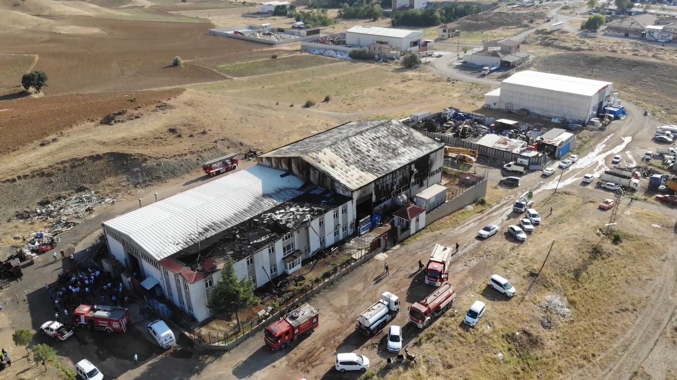 Kırıkkale Yeni Sanayide  Fabrikada çıkan yangın  söndürüldü
