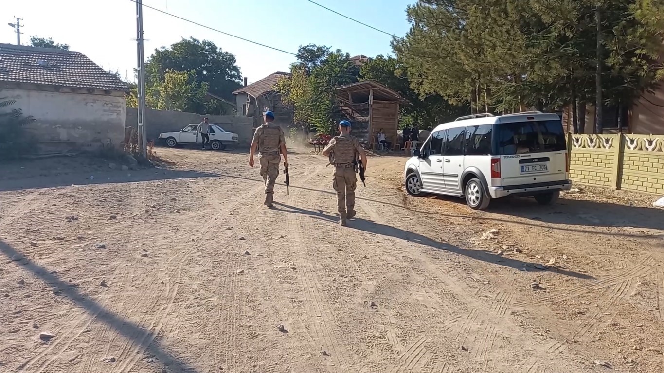 Cenaze taziyesinde husumetli iki grup arasında silahlı kavga: 4 yaralı