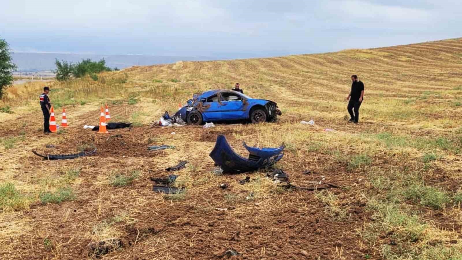 Takla atan otomobil hurdaya döndü: 1 ölü, 4 yaralı