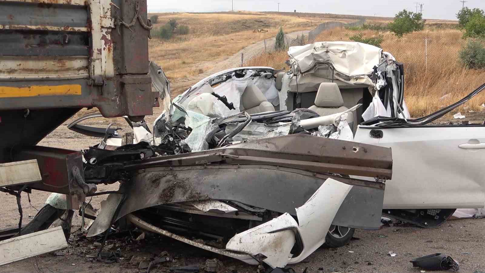 Kırıkkale’de feci kaza, tıra ok gibi saplanan otomobil hurdaya döndü: Sürücü öldü, eşi ağır yaralı