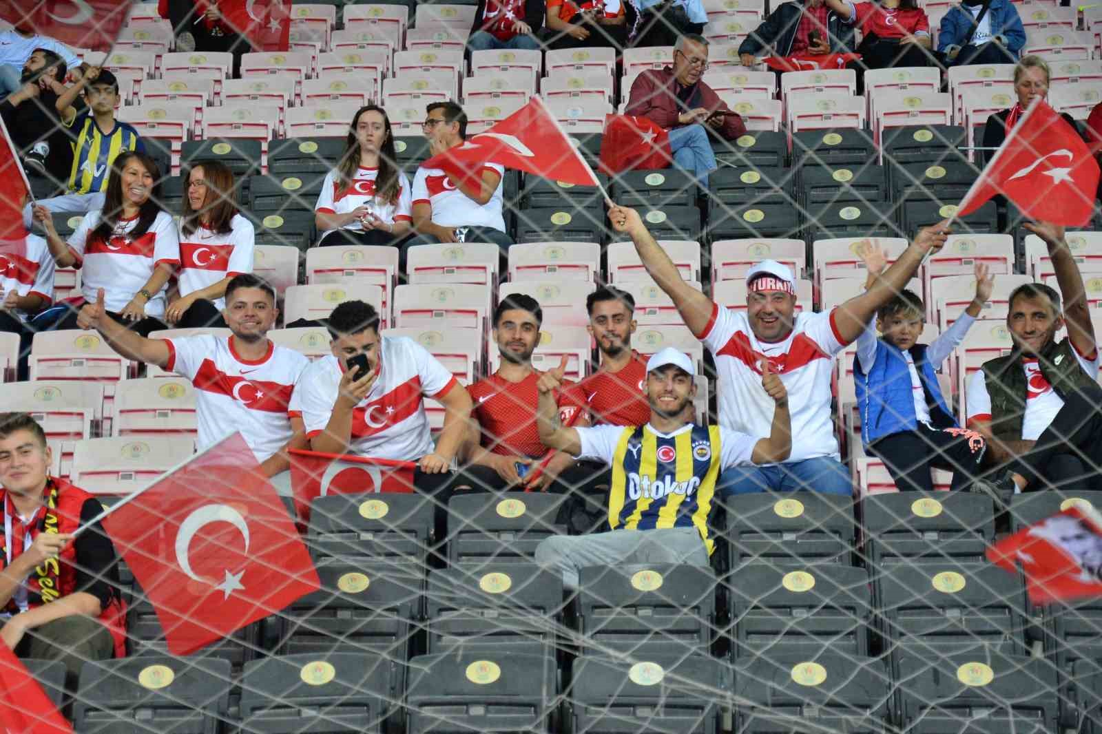 Eskişehirli futbolseverler, Türkiye-Ermenistan maçına hazır