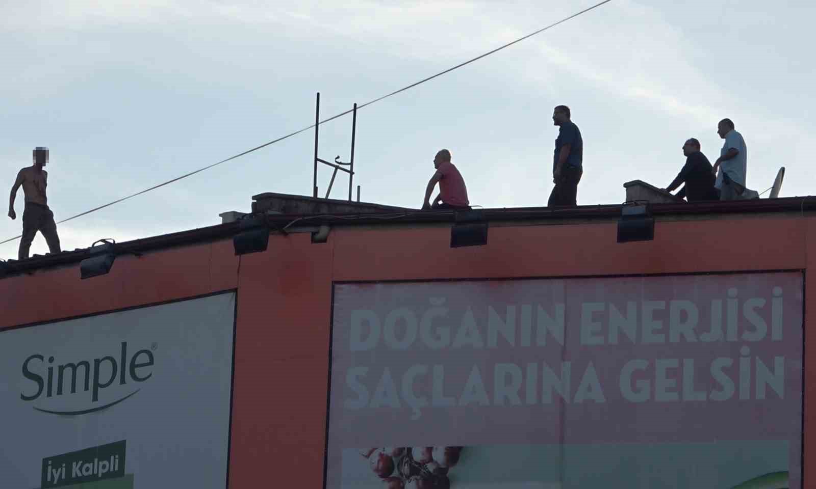 Kiremitleri yola fırlattı, çatının kıyısında oturup sigara içti: Vatandaşlar film gibi izledi