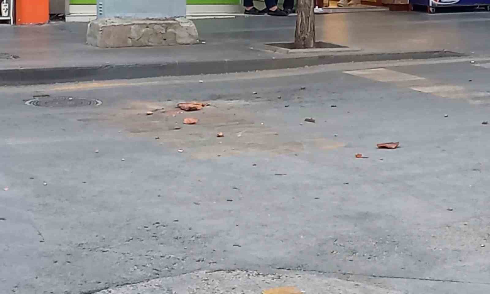 Kiremitleri yola fırlattı, çatının kıyısında oturup sigara içti: Vatandaşlar film gibi izledi