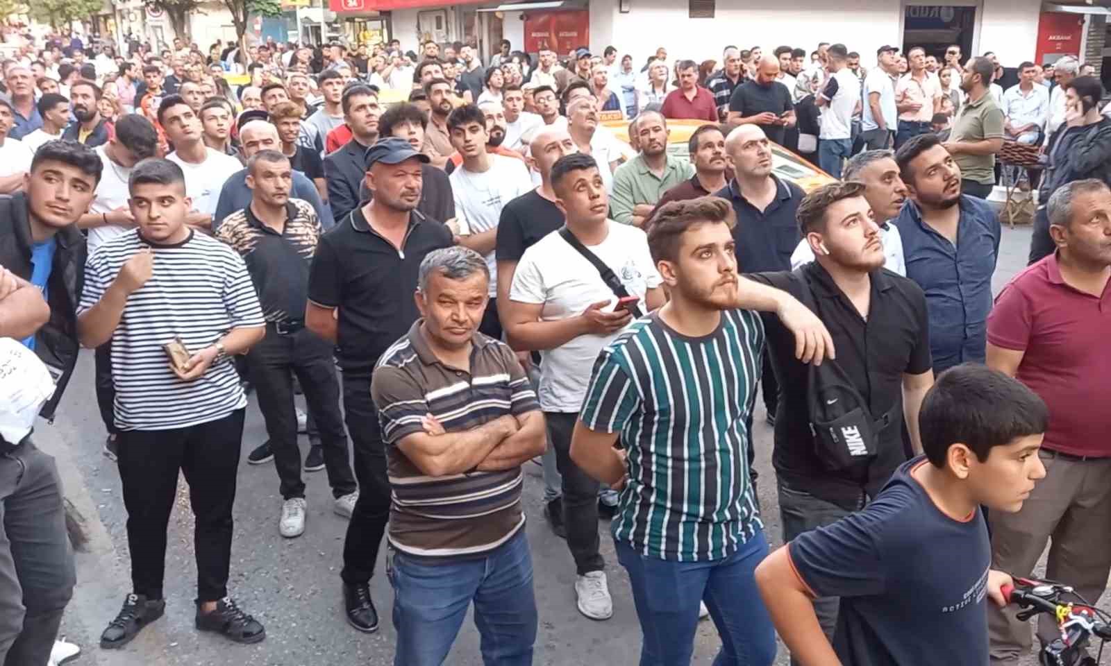 Kiremitleri yola fırlattı, çatının kıyısında oturup sigara içti: Vatandaşlar film gibi izledi
