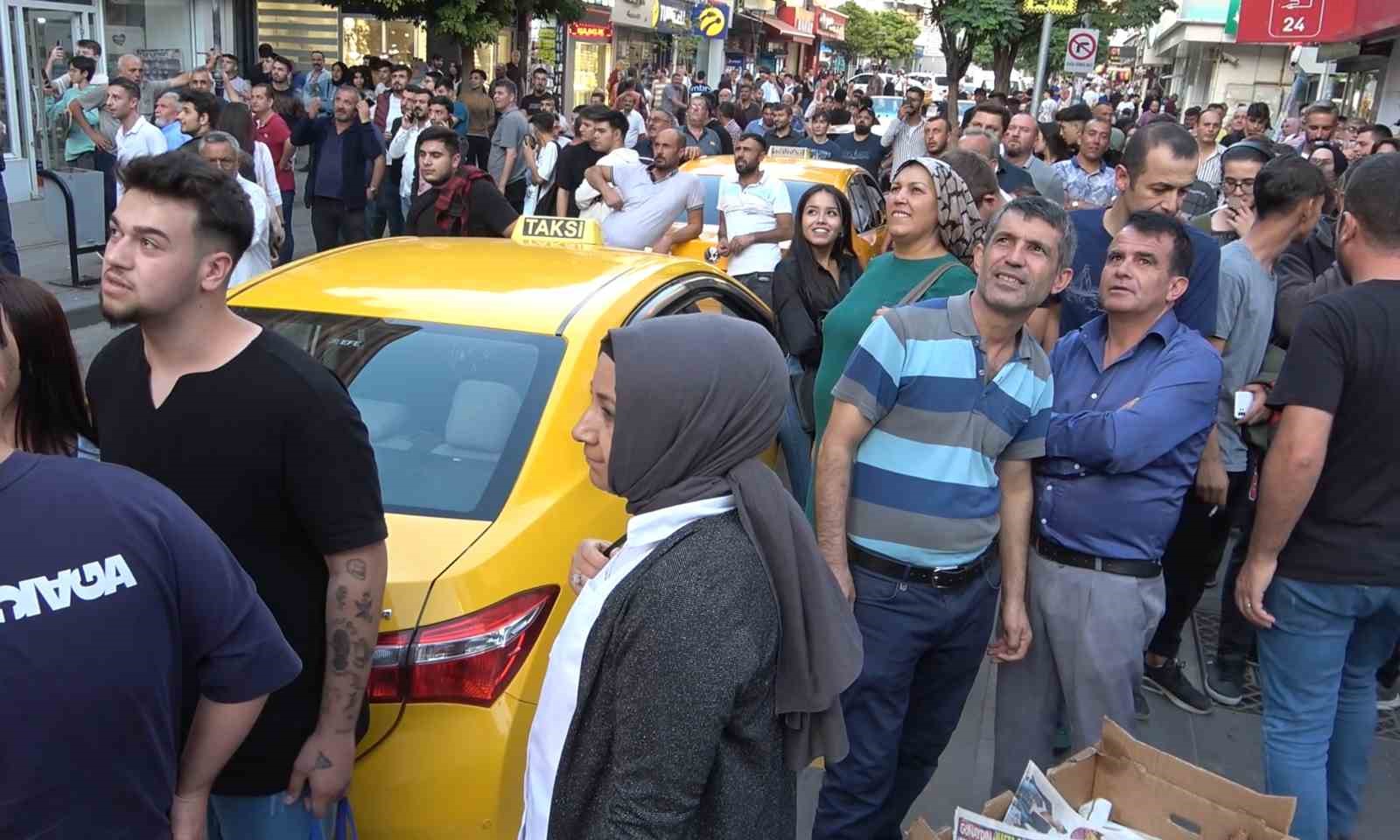 Kiremitleri yola fırlattı, çatının kıyısında oturup sigara içti: Vatandaşlar film gibi izledi