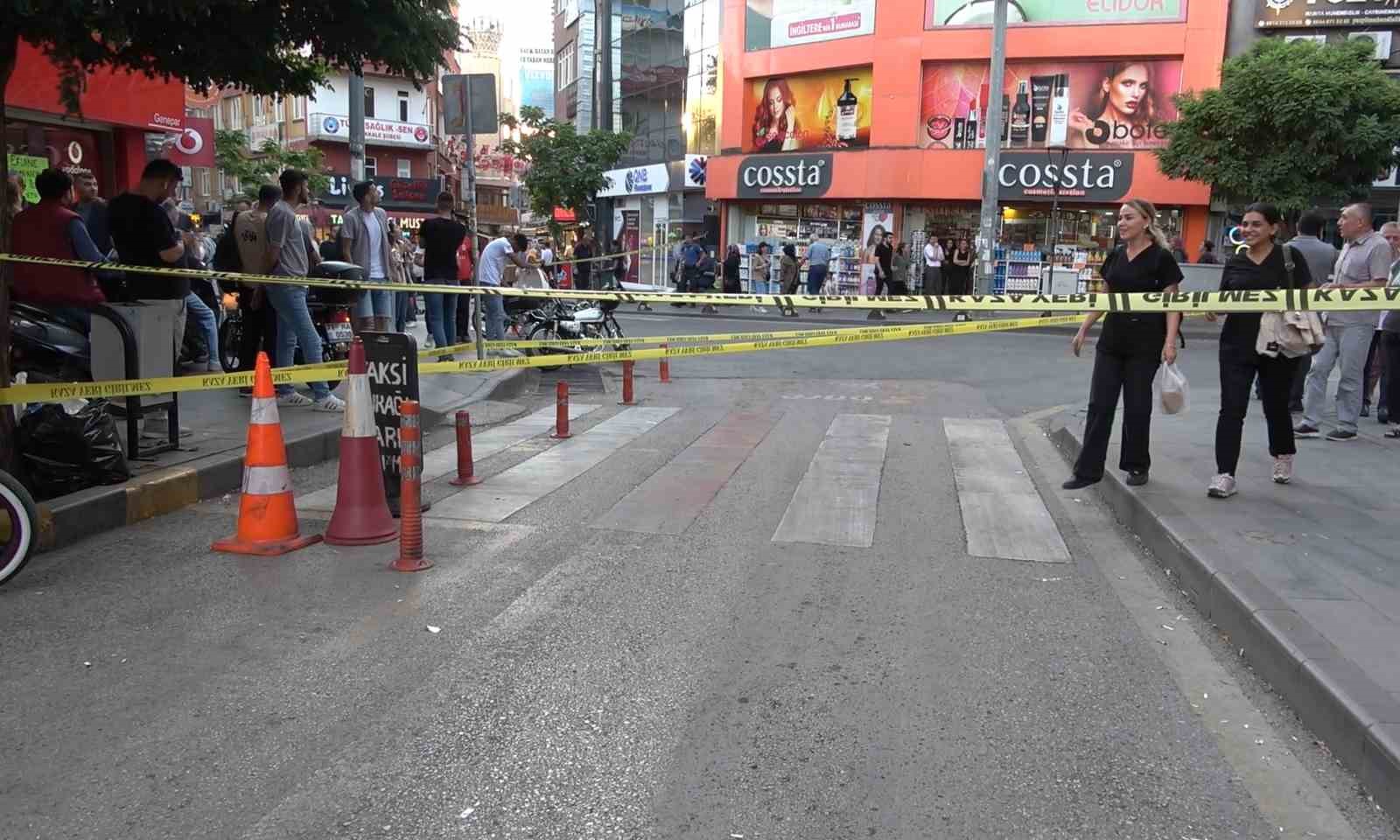 Kiremitleri yola fırlattı, çatının kıyısında oturup sigara içti: Vatandaşlar film gibi izledi