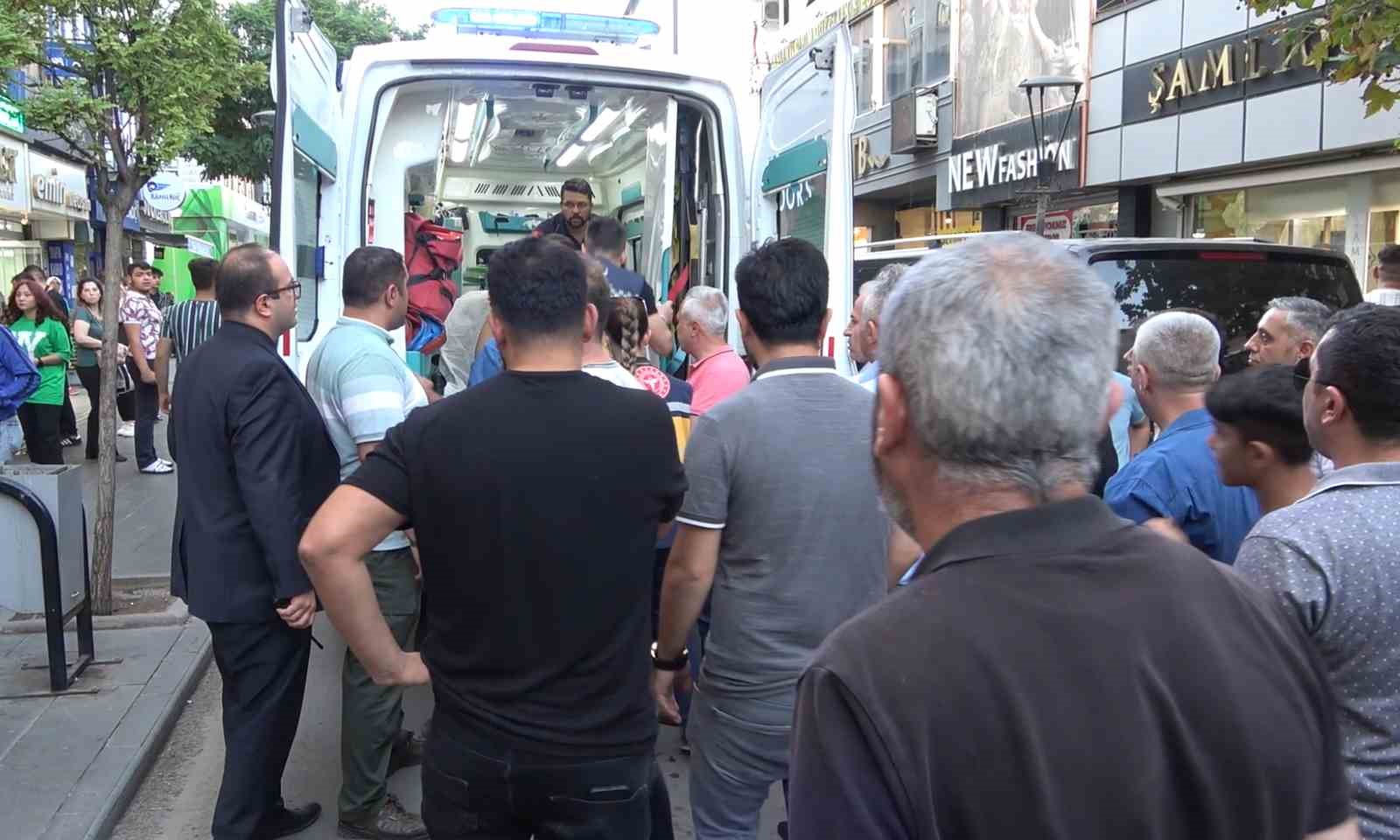 Kiremitleri yola fırlattı, çatının kıyısında oturup sigara içti: Vatandaşlar film gibi izledi
