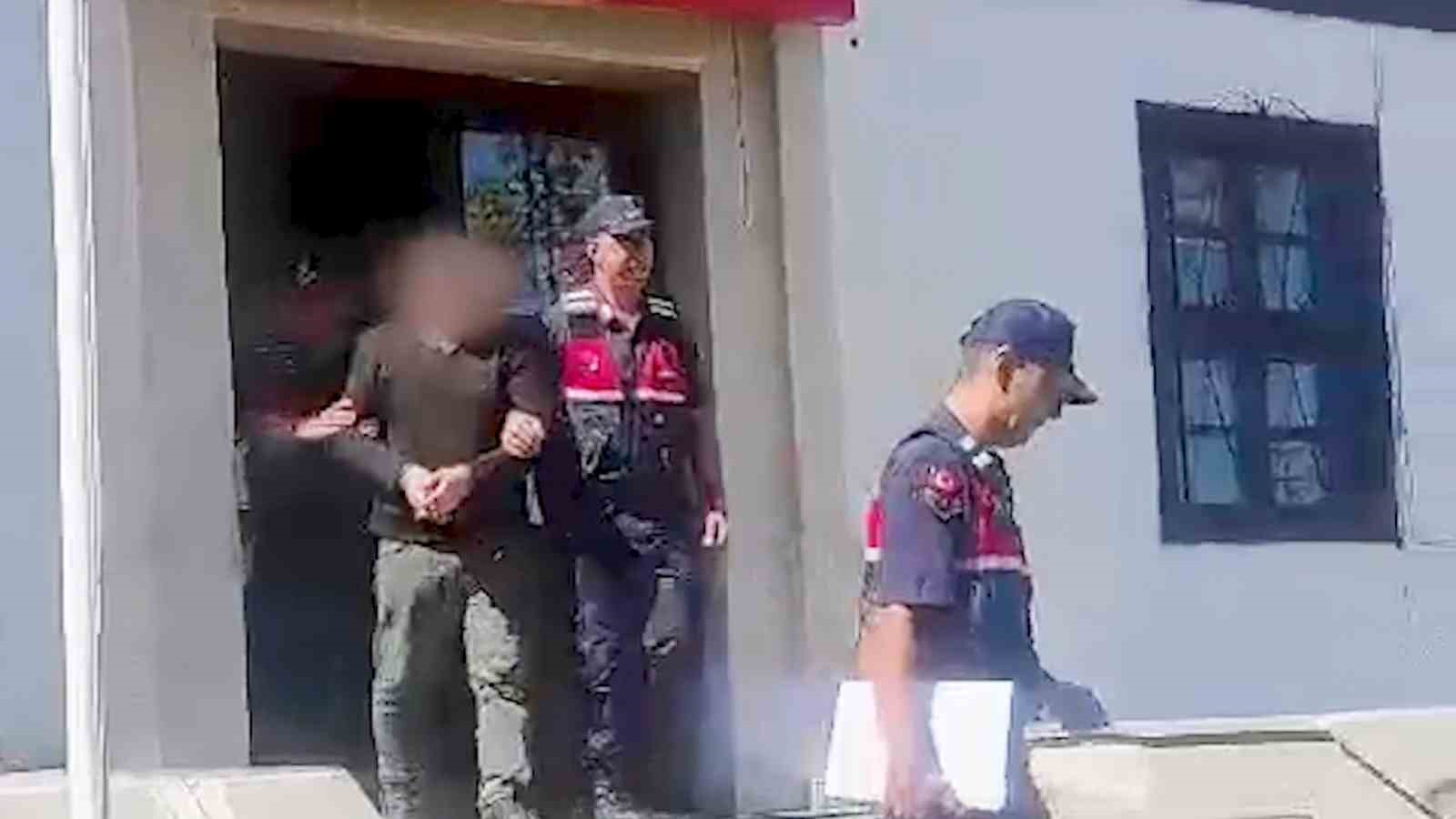 O detay jandarmanın gözünden kaçmadı: 57 yıl hapis cezası bulunan firari yakalandı