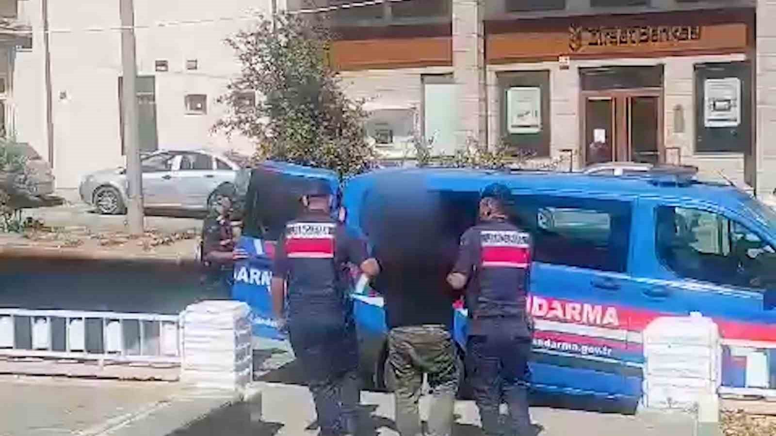 O detay jandarmanın gözünden kaçmadı: 57 yıl hapis cezası bulunan firari yakalandı