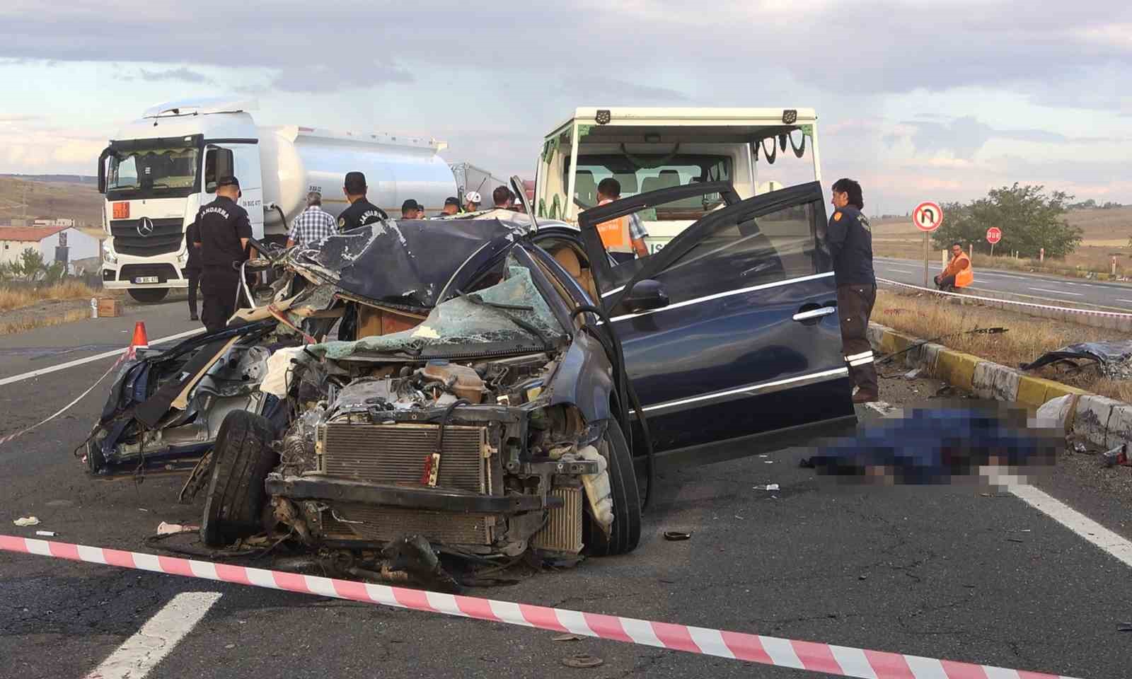 Vince çarpan otomobil hurdaya döndü: 2 ölü, 1 yaralı
